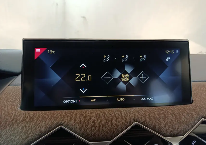 Écran tactile de climatisation affichant 22°C dans le tableau de bord marron du DS3 Crossback gris foncé.