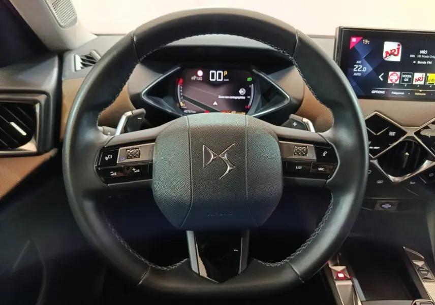 Vue rapprochée du volant cuir noir et du tableau de bord digital du DS3 Crossback PureTech 130 2020.