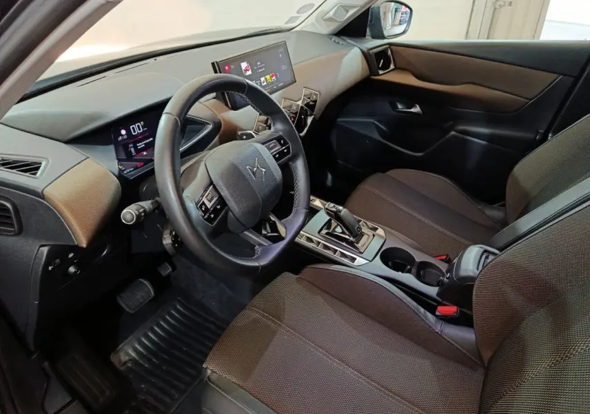 Intérieur vue côté conducteur du DS3 Crossback gris foncé, volant cuir multifonctions et écran tactile 10,3 pouces.