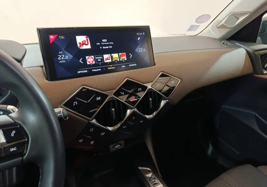 Tableau de bord intérieur du DS3 Crossback gris foncé, avec écran tactile 10,3 pouces et commandes digitales géométriques.