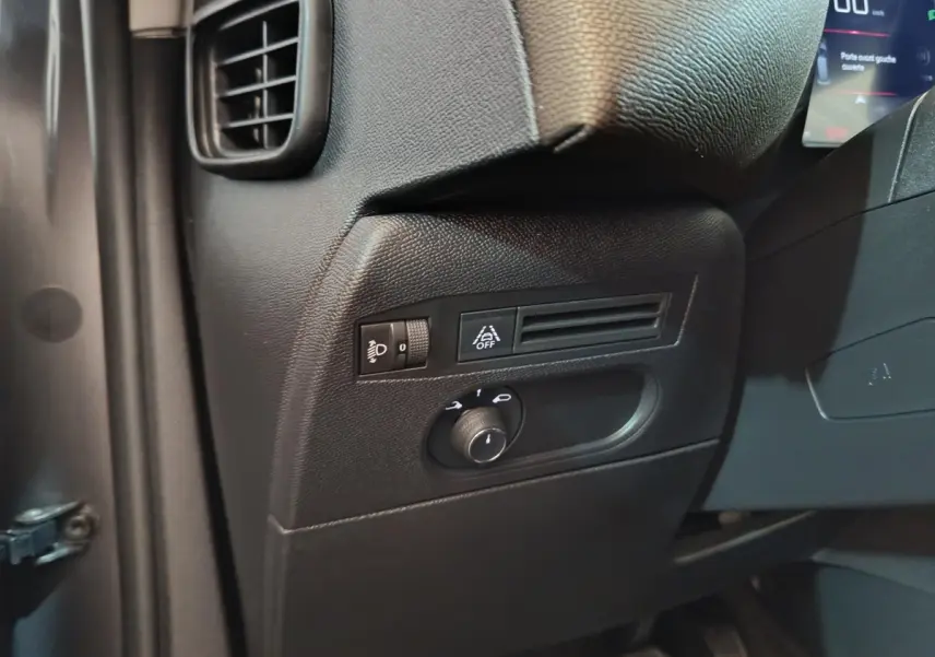 Détail du tableau de bord côté gauche noir du DS3 Crossback 2020 avec commandes d'éclairage et assistance au maintien de voie.