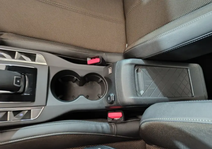 Vue rapprochée de la console centrale noire et des sièges marron du DS3 Crossback PureTech 130 Automatique Business 2020