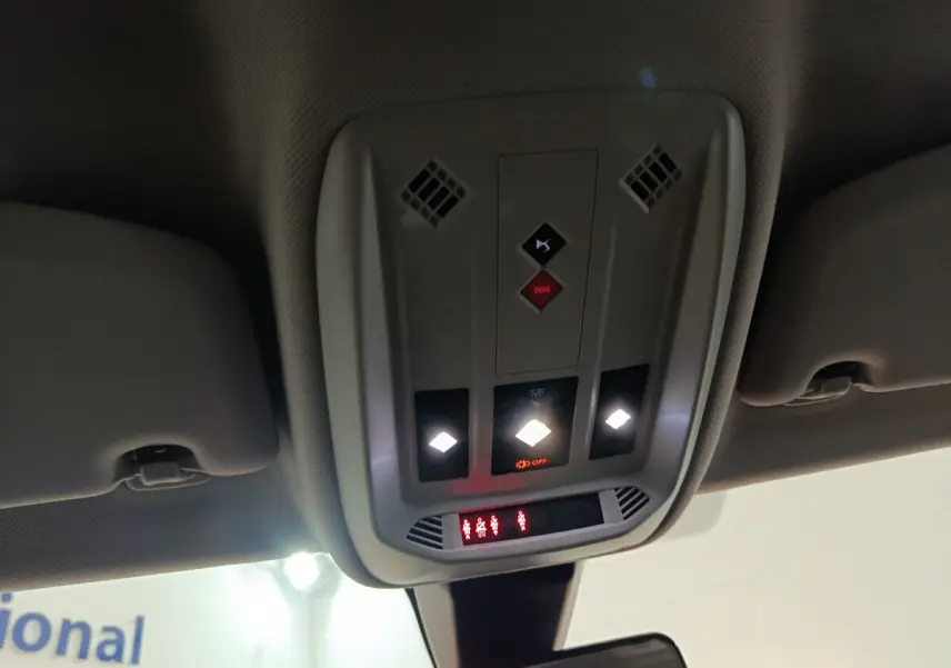 Plafonnier intérieur avec commandes lumineuses et boutons SOS du DS3 Crossback gris foncé, vue du siège conducteur vers l'avant.