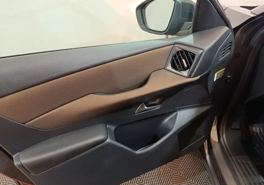 Vue intérieure du panneau de porte côté conducteur du DS3 Crossback gris foncé, avec commandes et haut-parleur intégrés.