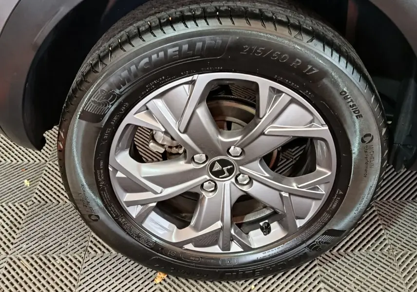 Gros plan sur la roue avant droite du DS3 Crossback gris foncé avec jante alliage et pneu Michelin.