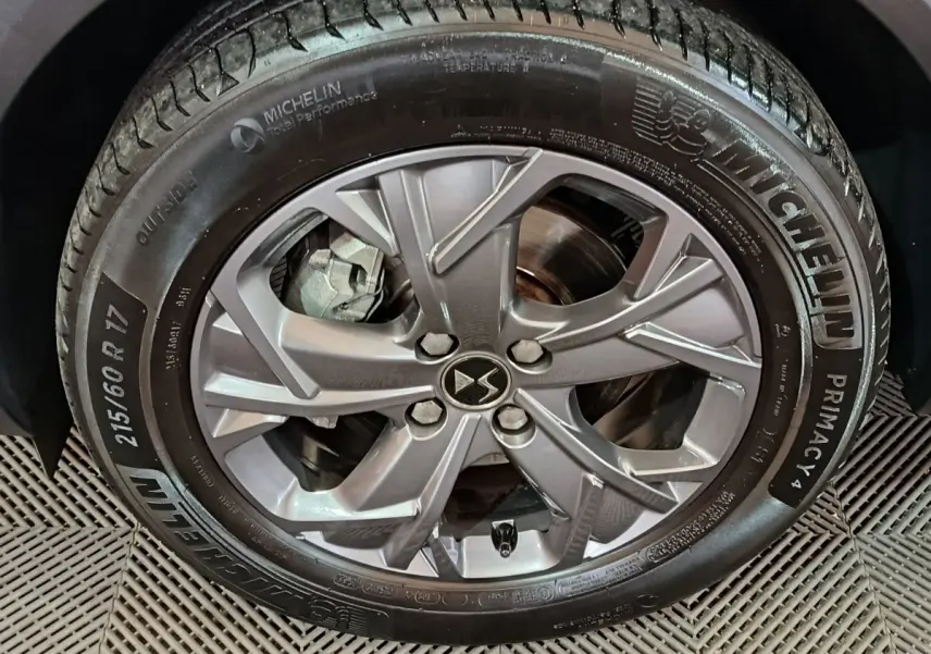 Gros plan sur la roue arrière droite du DS3 Crossback gris foncé, pneu Michelin Primacy 4 visible.