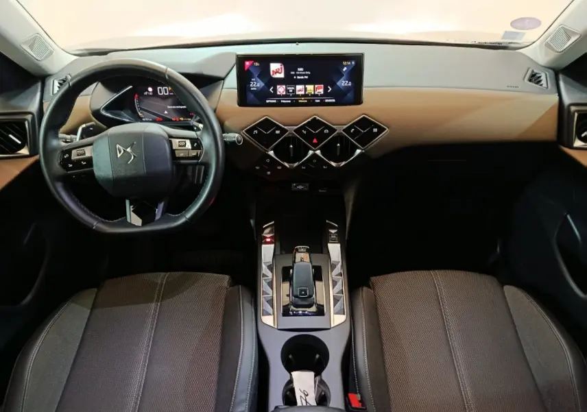 Intérieur DS3 Crossback vu de face, tableau de bord beige et noir avec écran tactile 10,3 pouces et volant cuir multifonction.