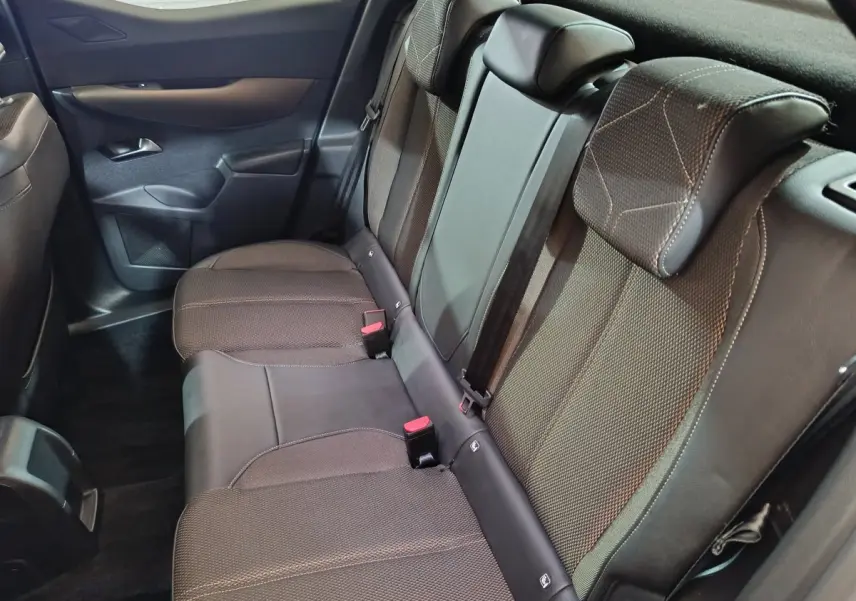 Banquette arrière en tissu gris foncé vue côté droit dans le DS3 Crossback PureTech 130 Automatique Business 2020.