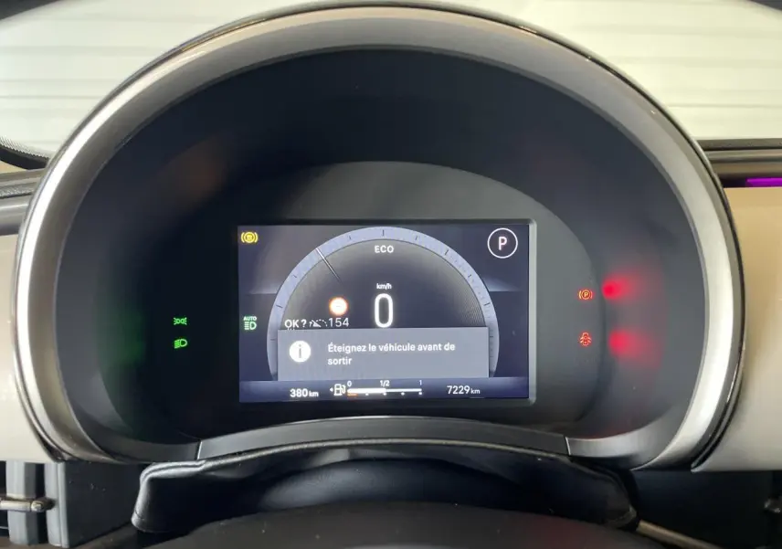 Affichage numérique du combiné d'instruments de la FIAT 600 beige métallisé, avec indication vitesse et alertes actives.