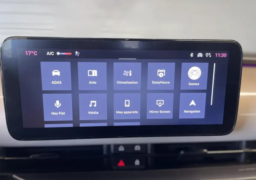 Écran tactile central du tableau de bord beige métallisé de la Fiat 600 Hybrid affichant les options multimédia et climatisation.