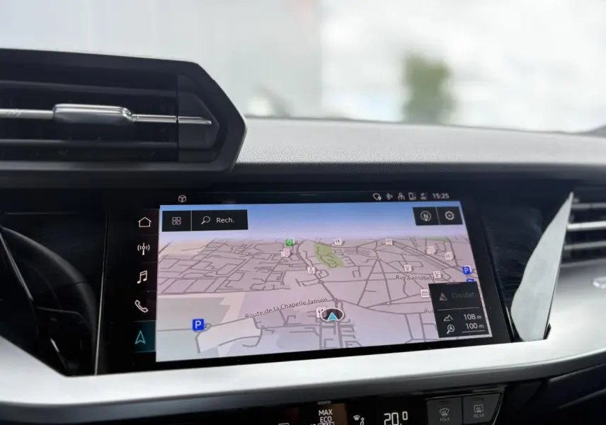 Écran tactile central affichant la navigation GPS dans l'habitacle d'une Audi A3 Berline gris 2020.