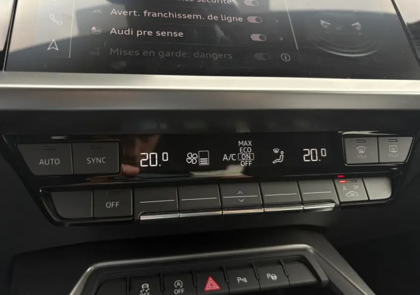 Panneau de commande de la climatisation automatique 2 zones de l'Audi A3 Berline 35 TFSI gris, affichage digital à 20°C.