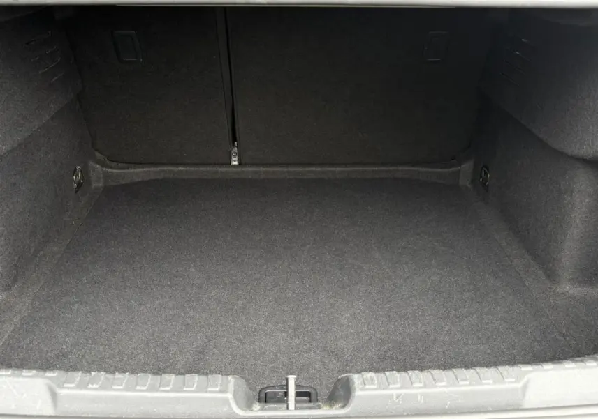 Coffre vide de l'Audi A3 Berline 35 TFSI 150 Design gris, vue intérieure arrière montrant l'espace de chargement.