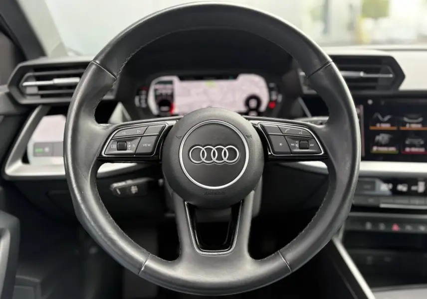 Volant cuir multifonctions Audi A3 Berline 35 TFSI 2020 vu de face avec tableau de bord numérique et écran central.