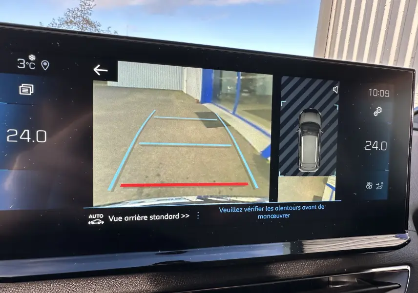 Écran multimédia du Peugeot 3008 blanc nacré montrant la caméra de recul avec lignes de guidage et vue 360° intérieure.