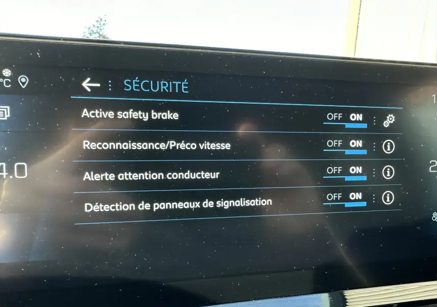 Écran tactile intérieur du Peugeot 3008 blanc nacré montrant les réglages de sécurité activés.