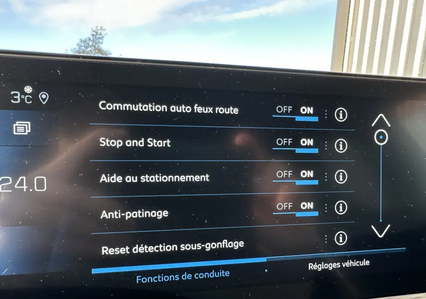Écran tactile intérieur du Peugeot 3008 2024 montrant les réglages d'aides à la conduite activés.