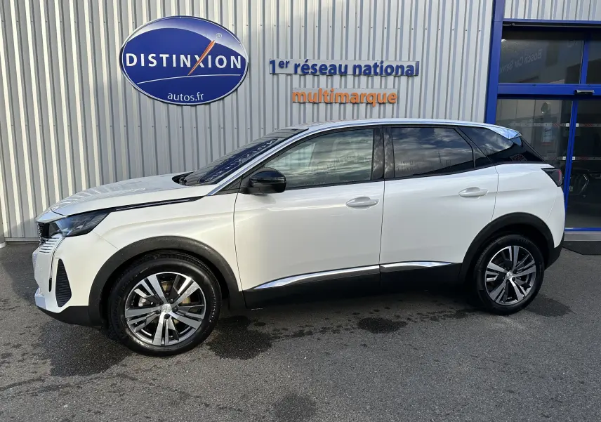 Profil côté gauche d'un Peugeot 3008 blanc nacré 2024 avec jantes alliage et vitres teintées, devant un mur métallique.