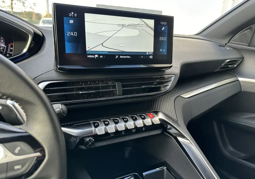 Intérieur du Peugeot 3008 2024 côté passager, avec écran tactile central affichant la navigation et commandes modernes.