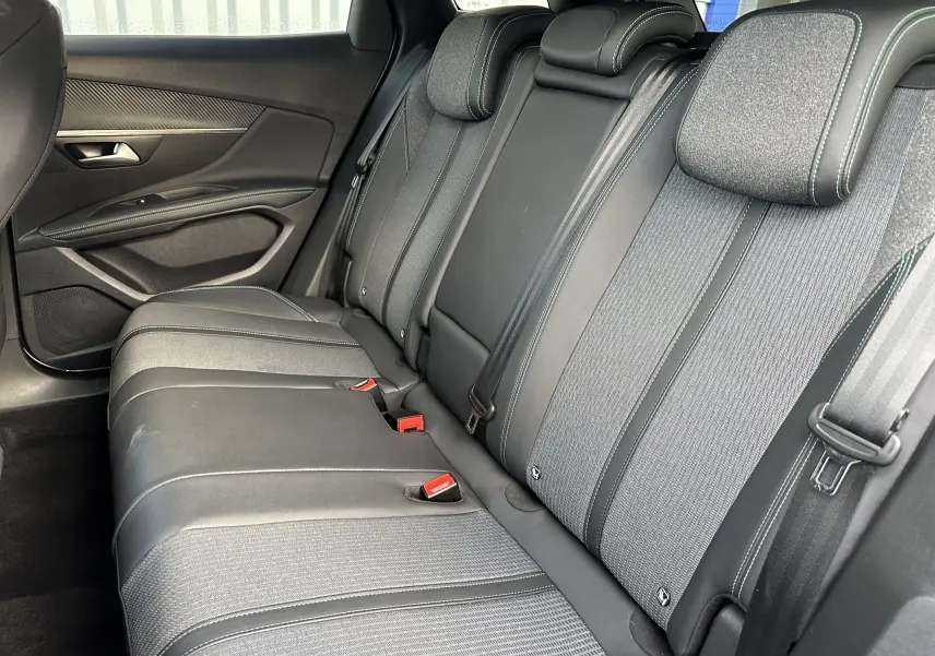 Vue latérale droite des sièges arrière en tissu et cuir gris du Peugeot 3008 1.5 BlueHDi 130 Allure Pack 2024.