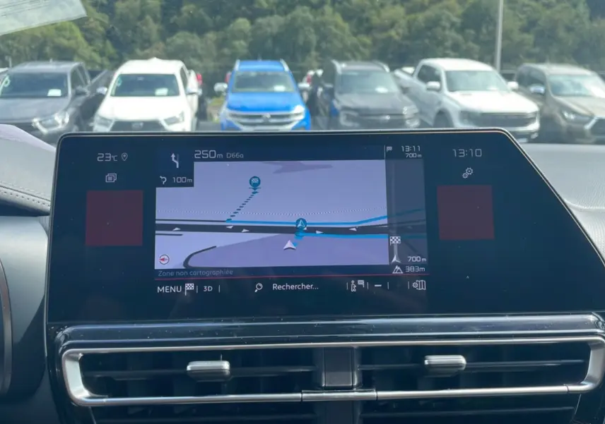 Écran tactile du système de navigation du Citroën C5 Aircross Hybrid 2025, vue intérieure avant avec tableau de bord noir.