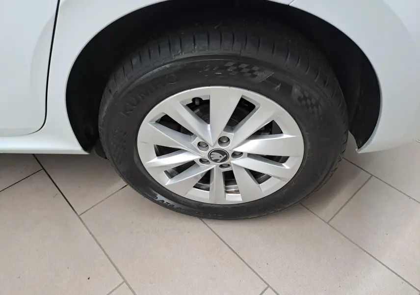 Gros plan sur la roue avant gauche blanche Lune d’un Skoda Kamiq 2025 avec jante en alliage et pneu Kumho.
