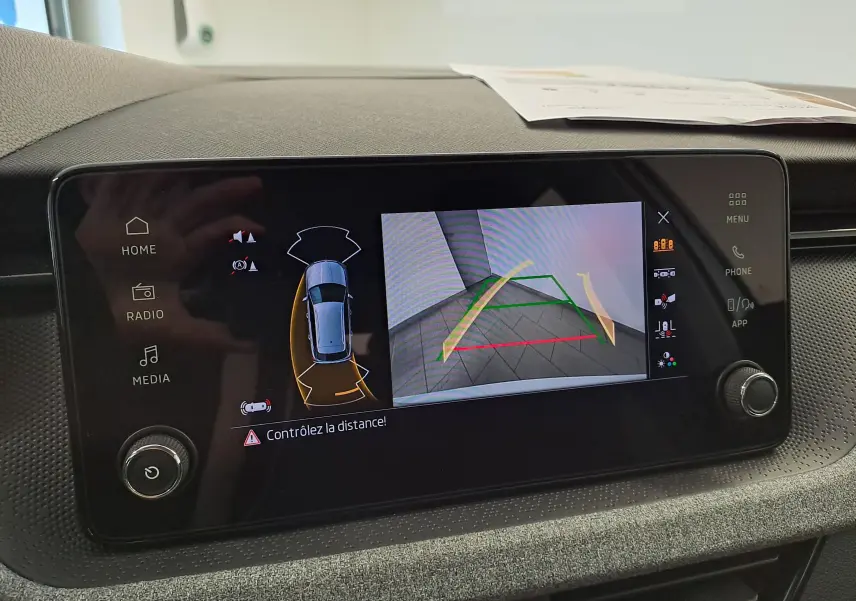Écran tactile intérieur du Skoda Kamiq 2025 montrant la caméra de recul et les radars de stationnement.