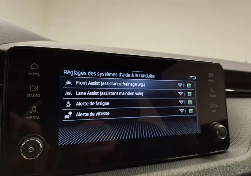 Écran tactile central du Skoda Kamiq 2025 affichant les réglages des aides à la conduite en intérieur.