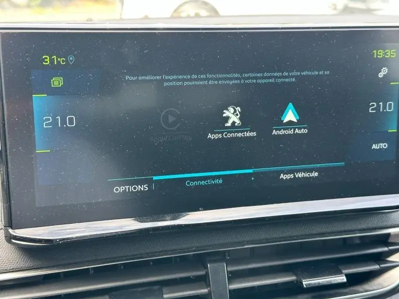 Écran tactile central du Peugeot 3008 Hybride Rechargeable 2024 affichant les options de connectivité avec Apple CarPlay et Android Auto.
