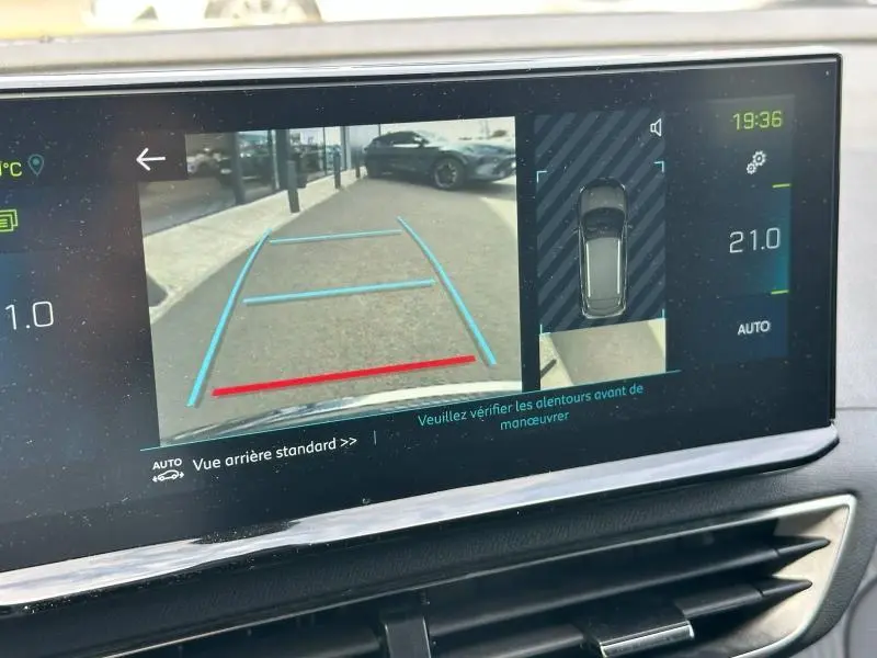 Écran tactile montrant la caméra de recul du Peugeot 3008 noir Perla Nera, vue arrière avec guidage de trajectoire.