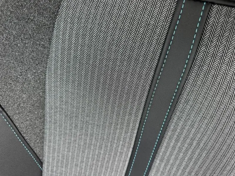 Détail du tissu de siège avant gris avec surpiqûres bleues du Peugeot 3008 Hybride Rechargeable 2024.