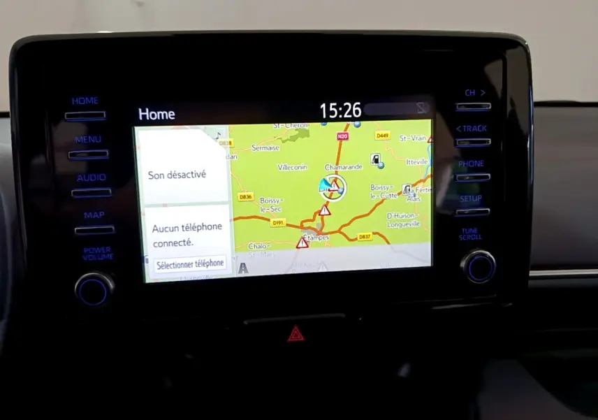 Écran tactile central de navigation de la Toyota Yaris hybride 2021 affichant une carte routière et les commandes latérales.