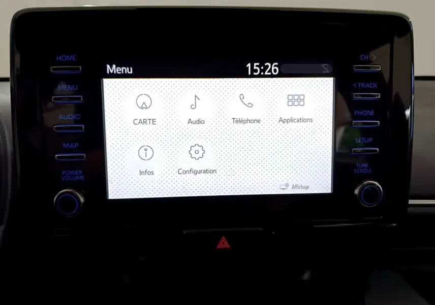 Écran tactile central allumé de la Toyota Yaris Hybride 116h, affichant le menu principal avec options multimédia.
