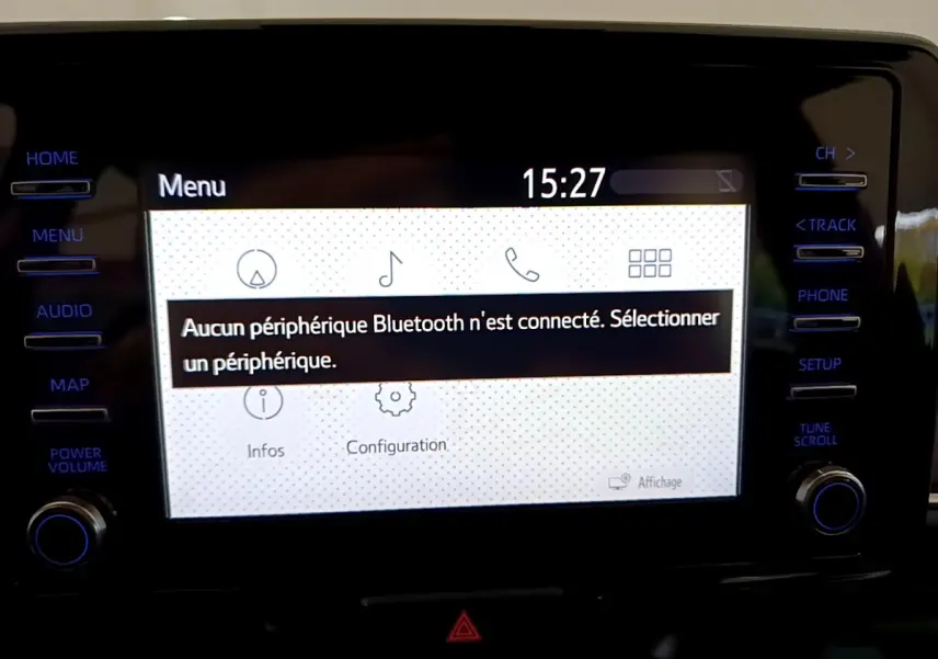 Écran tactile central de la Toyota Yaris hybride 2021 affichant un menu Bluetooth sans connexion, vue de face.