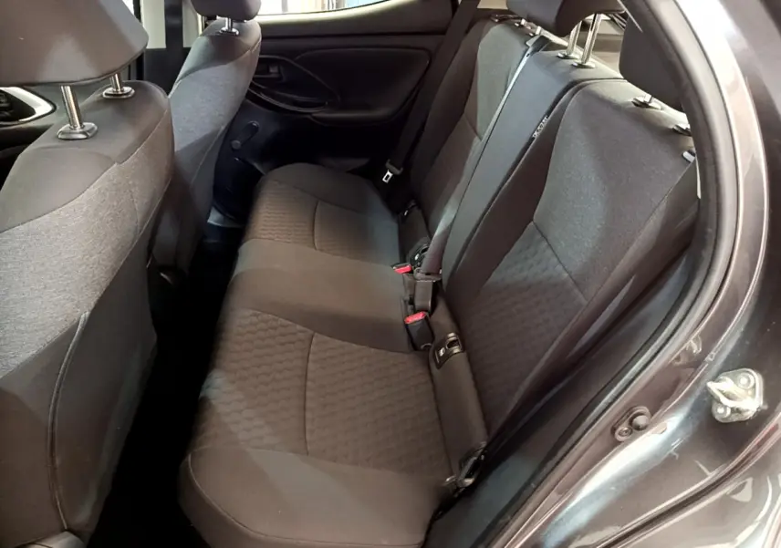 Vue intérieure côté droit des sièges arrière gris foncé de la Toyota Yaris hybride 2021, avec ceintures et appuie-têtes visibles.