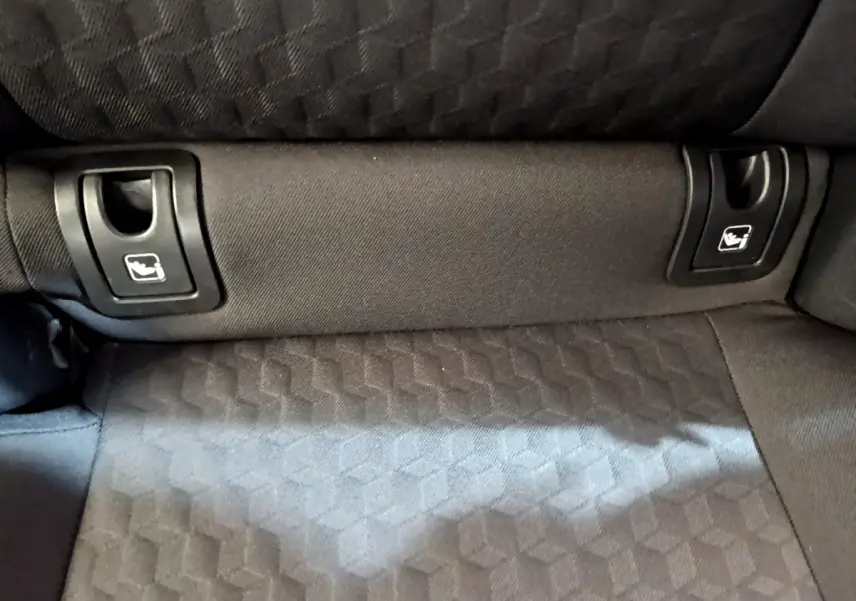 Détail de la banquette arrière gris foncé de la Toyota Yaris hybride 2021 avec attaches Isofix visibles.