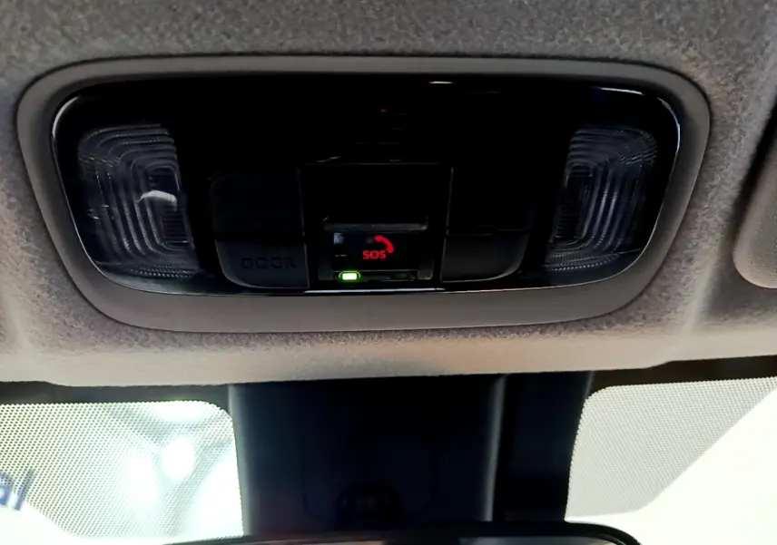 Vue intérieure du plafonnier avec bouton SOS et éclairage, Toyota Yaris hybride gris clair 2021.