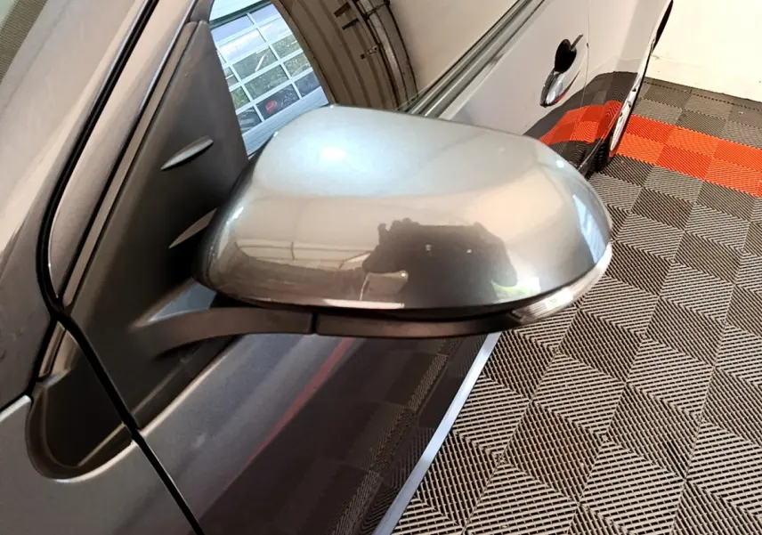 Rétroviseur côté gauche gris clair de la Toyota Yaris hybride 2021 avec clignotant intégré, vue rapprochée.