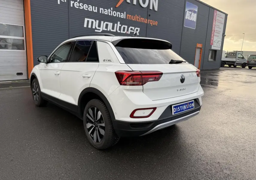 Vue 3/4 arrière droite du Volkswagen T-Roc blanc pur avec jantes alliage Zürich et logo Goal sur le montant C.