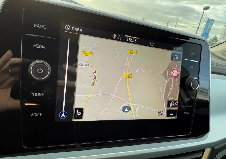 Écran tactile du système Discover Media du Volkswagen T-Roc 2025 affichant une carte de navigation intérieure.