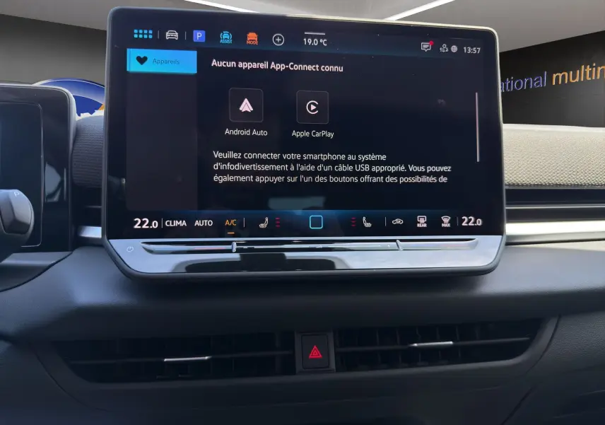 Écran tactile central du tableau de bord du Volkswagen T-Roc noir, affichant les options Android Auto et Apple CarPlay.