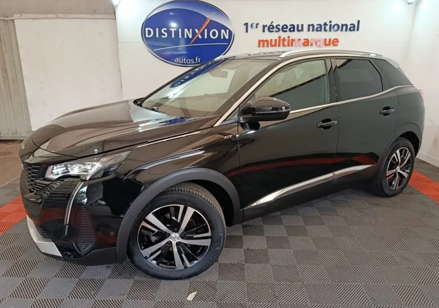 Peugeot 3008 PureTech 130 GT noir vue de profil droit en intérieur avec jantes alliage et toit chromé.
