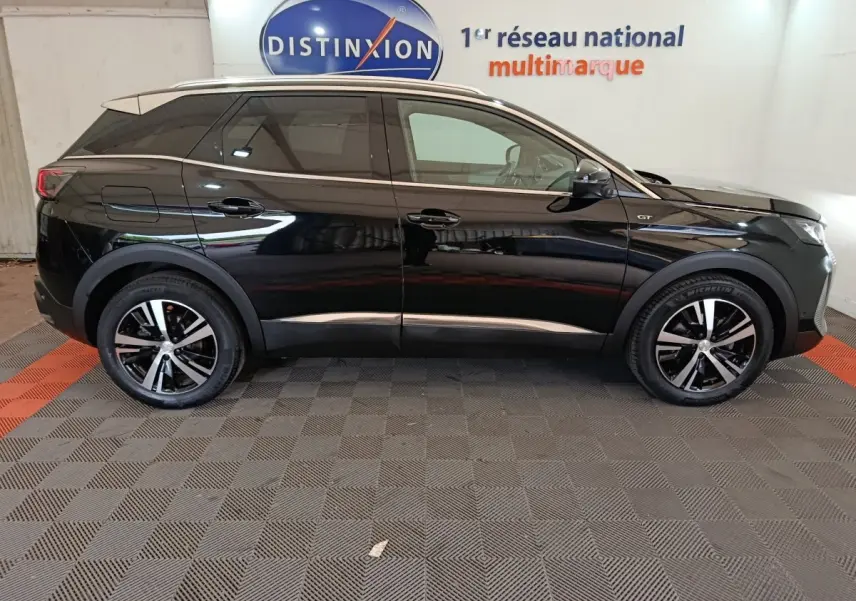 Peugeot 3008 PureTech 130 GT noir vue de profil côté gauche, avec jantes alliage et toit contrasté blanc.
