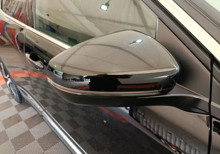 Rétroviseur côté gauche noir brillant du Peugeot 3008 PureTech 130 GT, avec porte et poignée visibles en arrière-plan.