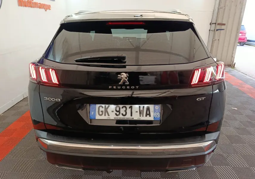 Vue arrière d'un Peugeot 3008 GT noir avec feux LED allumés et plaque d'immatriculation française visible.