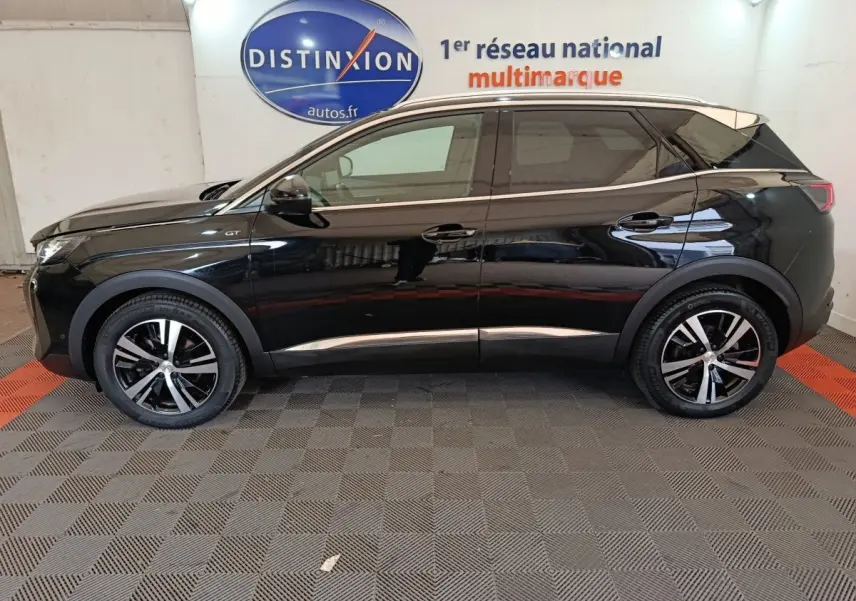 Peugeot 3008 PureTech 130 GT noir vue de profil côté gauche, avec jantes alliage et toit contrasté beige.