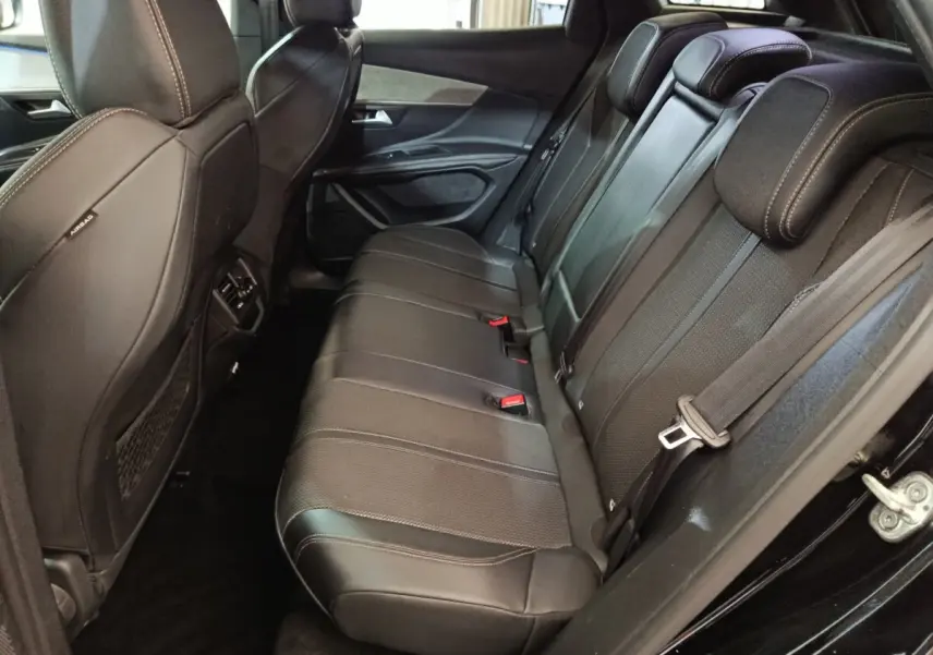 Vue côté droit de la banquette arrière noire en cuir du Peugeot 3008 PureTech 130 S&S EAT8 GT 2022.
