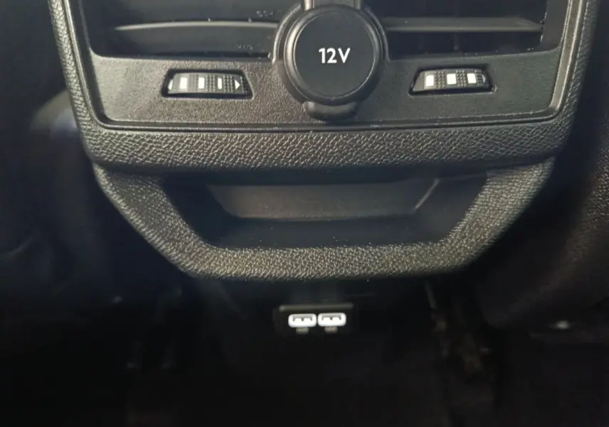 Gros plan sur la prise 12V et les ports USB doubles du tableau de bord noir du Peugeot 3008 PureTech 130 GT 2022.