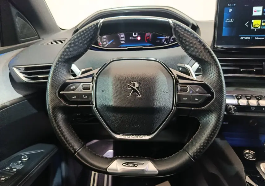 Vue rapprochée du volant cuir noir GT avec commandes multifonctions et tableau de bord numérique du Peugeot 3008 2022.