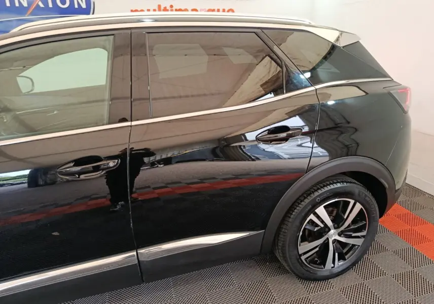 Vue côté droit arrière du Peugeot 3008 noir, mettant en valeur la porte arrière et la roue avec jante alliage.
